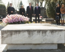 2014.03.14. Polaganje cveća na grob pesnika Miroslava Antića FOTO DRAZEN ZIGIC