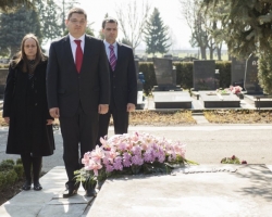 2014.03.14. Polaganje cveća na grob pesnika Miroslava Antića FOTO DRAZEN ZIGIC2